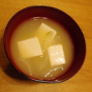 じゃがいもと豆腐の味噌汁